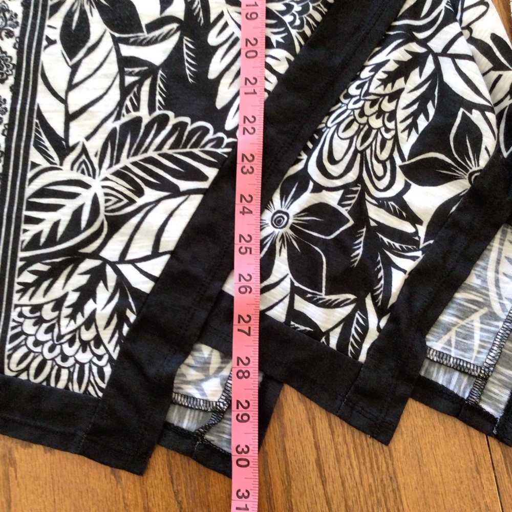 Ruby Rd. Monochrome Floral Sharkbite Top - image 7